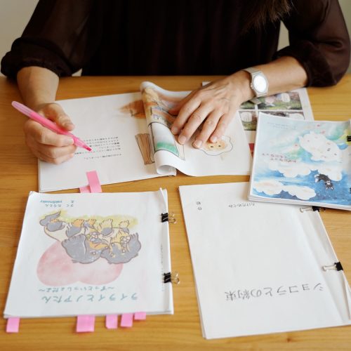 絵本制作のストーリー構成・デザイン編集の様子